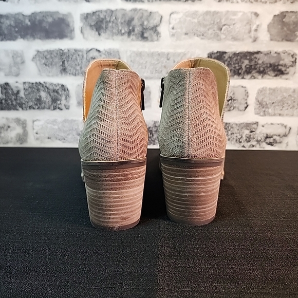 Lucky Brand 8M Pickla Ankle Boots Booties Suede Cutout Textured Chevron Taupe - Picture 2 of 9